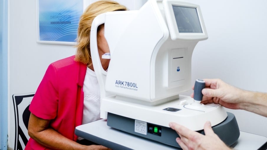 Dáma si nechává měřit zrak v oční optice Doctor Optic