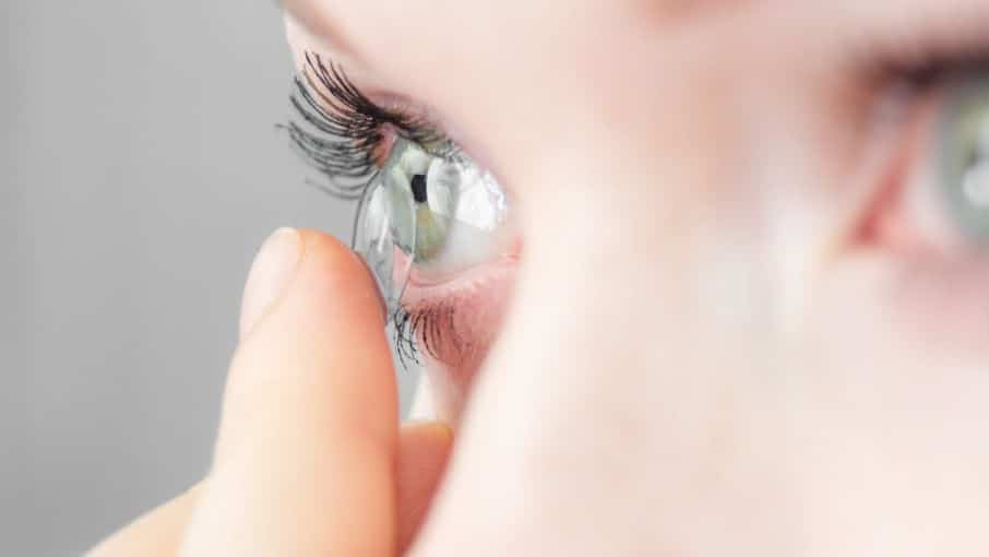 Aplikace kontaktních čoček. Oční optika Doctor Optic.