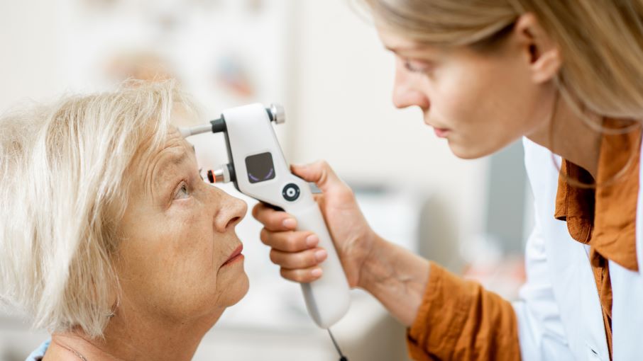 Vyšetření očí. Měření zraku. Tonometr. Vyšetření očního tlaku. Vysoký oční tlak.