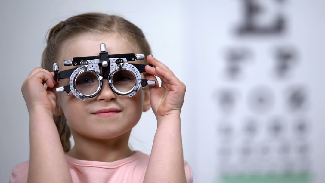Oční vady u dětí. Vady zraku u dětí. Měření zraku dětí. Vyšetření očí dětí.