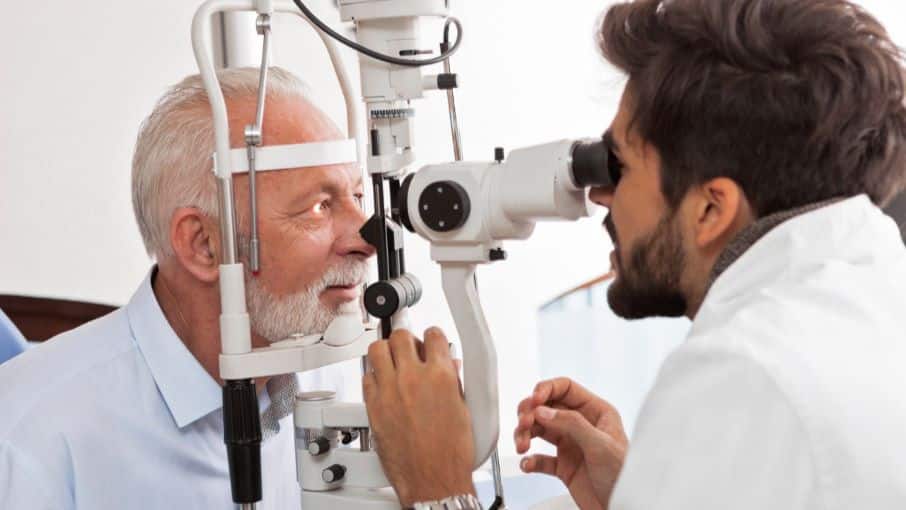 Vyšetření očí, vyšetření štěrbinovou lampou. Štěrbinová lampa.